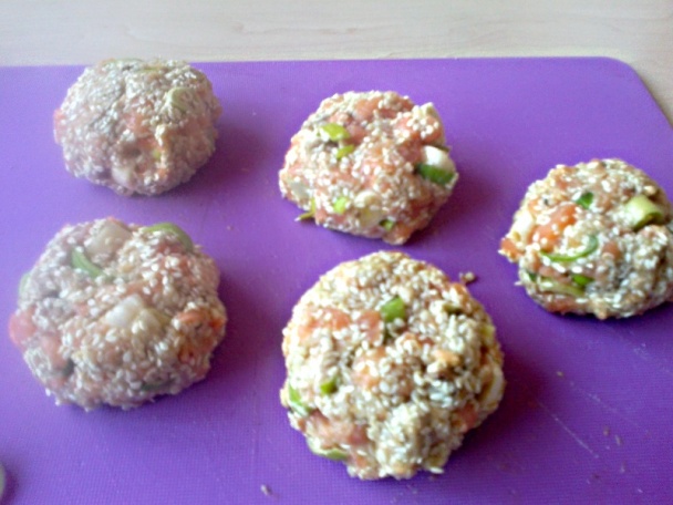 Lososové fašírky so sezamom na jarnom šaláte (fotorecept) - obrázok 3