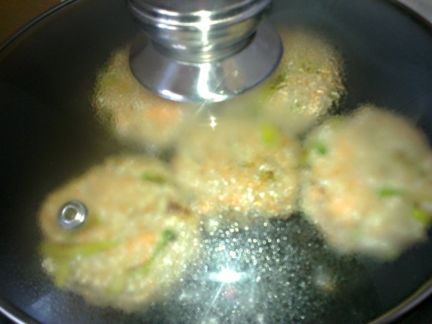 Lososové fašírky so sezamom na jarnom šaláte (fotorecept) - obrázok 4