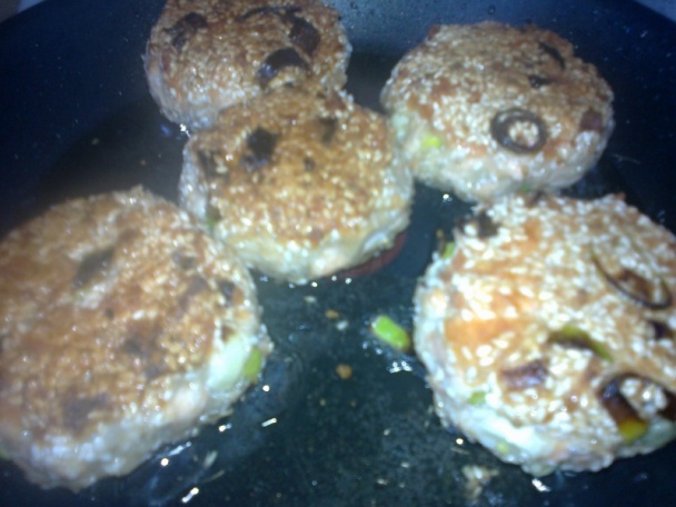 Lososové fašírky so sezamom na jarnom šaláte (fotorecept) - obrázok 5