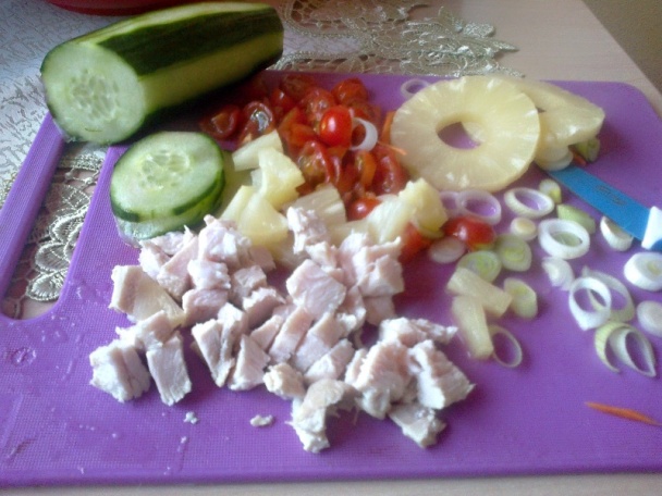 Morčací šalát s ananásom a jarnou zeleninou (fotorecept) - obrázok 1