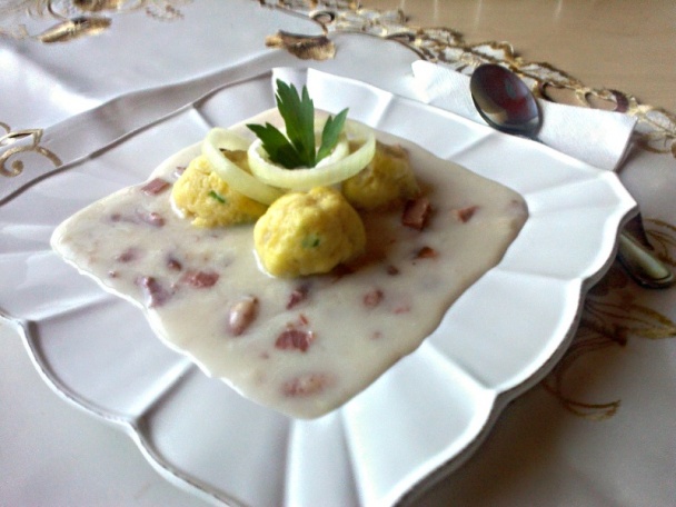 Fazuľová polievka so zemiakovými guľkami a cibuľou - obrázok 1