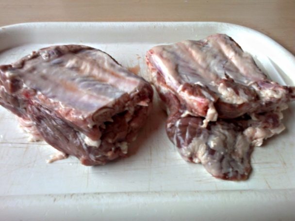 Pečené domáce bravčové rebierka na cibuľovo-paradajkovom hniezde (fotorecept) - obrázok 1