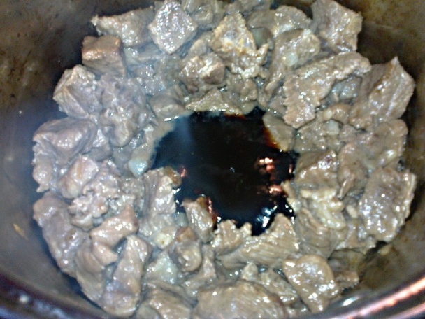 Hovädzí perkelt s hroznovým lekvárom a vínom (fotorecept) - obrázok 4