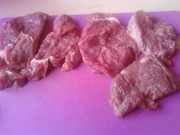 Hovädzia roštenka v sudovej kapuste s klobásou a hríbami (fotorecept) - obrázok 2