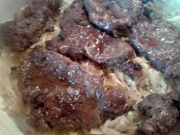 Hovädzia roštenka v sudovej kapuste s klobásou a hríbami (fotorecept) - obrázok 6