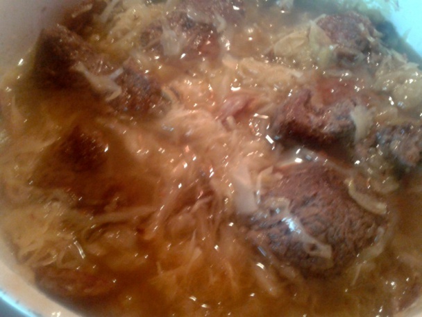 Hovädzia roštenka v sudovej kapuste s klobásou a hríbami (fotorecept) - obrázok 7