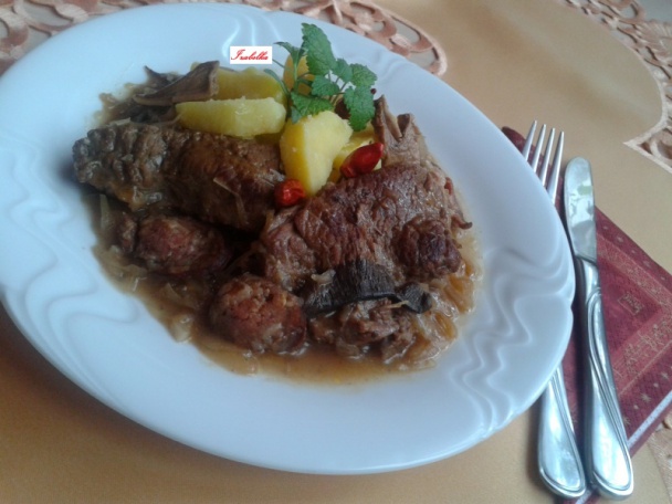 Hovädzia roštenka v sudovej kapuste s klobásou a hríbami (fotorecept) - obrázok 9