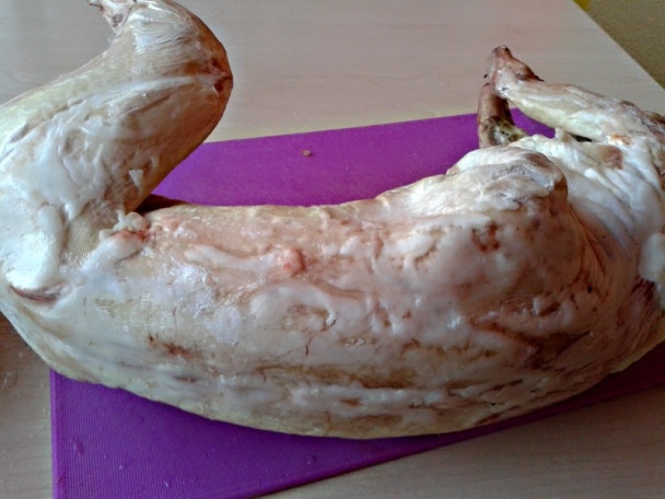 Špikovaný domáci králik so slaninou, cesnakom na červenom víne (fotorecept) - obrázok 1