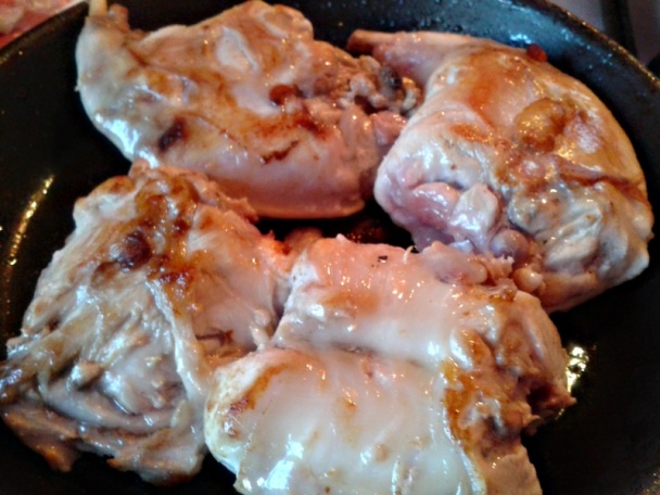 Špikovaný domáci králik so slaninou, cesnakom na červenom víne (fotorecept) - obrázok 2