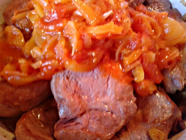 Bravčová krkovička na slanine a údenej klobáse s lečom (fotorecept) - obrázok 4