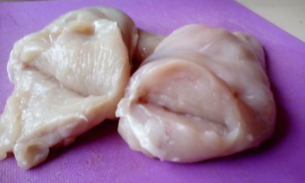Údenou klobásou plnené kuracie prsia vyprážané v smotanovom cestíčku (fotorecept) - obrázok 1