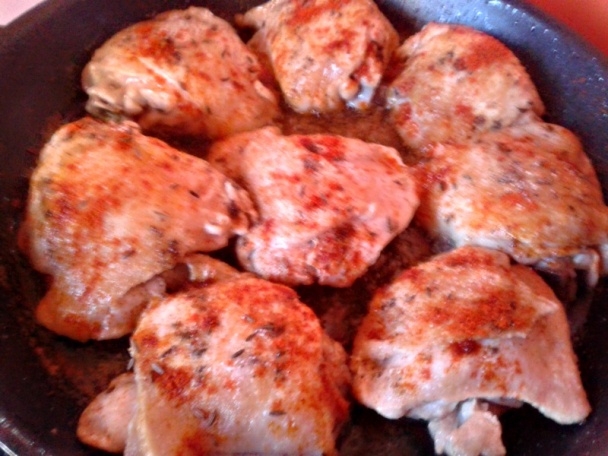 Pečené kuracie stehná na panvici s bielym vínom (fotorecept) - obrázok 1