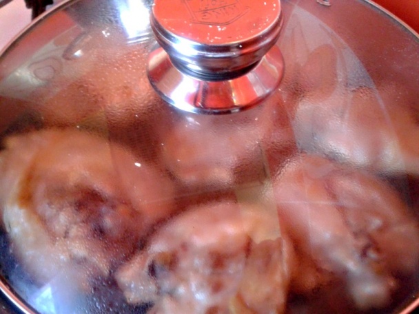 Pečené kuracie stehná na panvici s bielym vínom (fotorecept) - obrázok 2