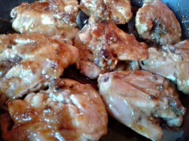 Pečené kuracie stehná na panvici s bielym vínom (fotorecept) - obrázok 3