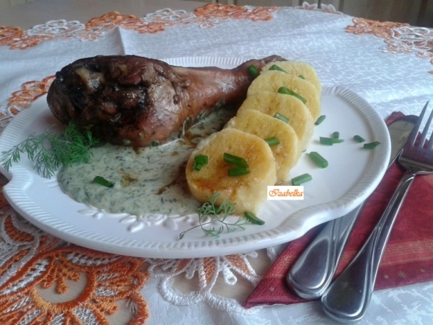 Pečené morčacie stehno na víne s omáčkou z medvedieho cesnaku - obrázok 3