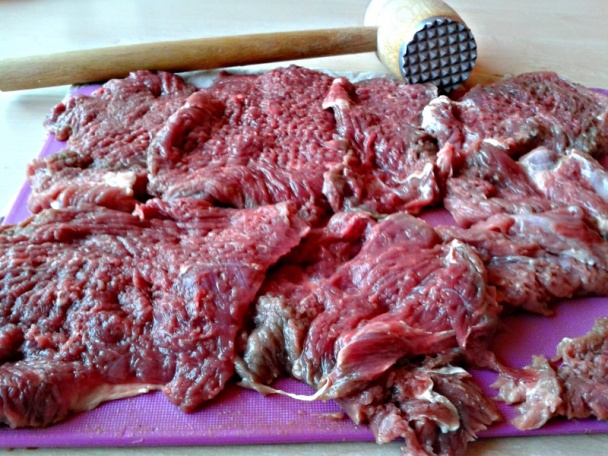 Hovädzí plátok na víne s karamelizovanými slivkami (fotorecept) - obrázok 1