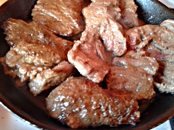 Hovädzí plátok na víne s karamelizovanými slivkami (fotorecept) - obrázok 2