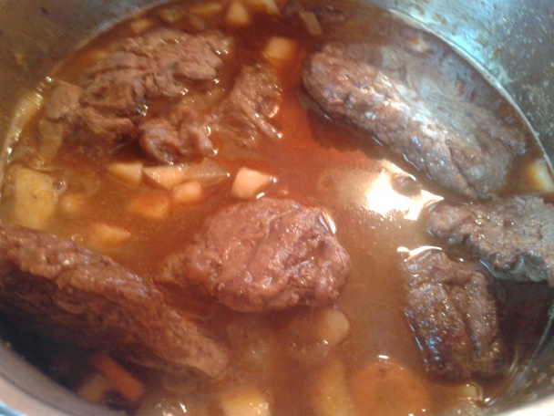 Hovädzí plátok na víne s karamelizovanými slivkami (fotorecept) - obrázok 6