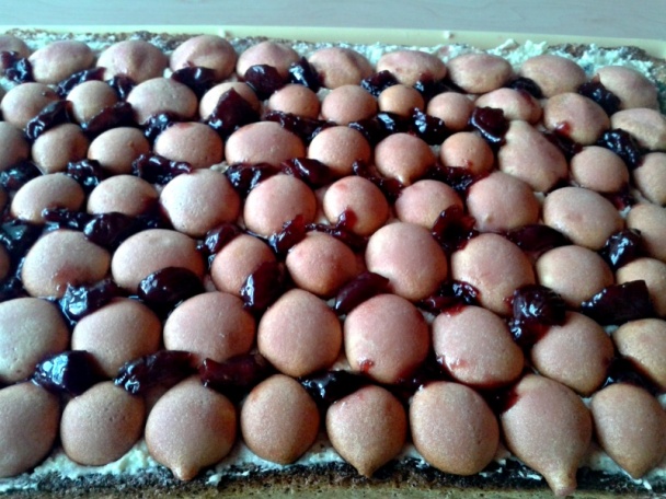 Orechové rezy s čerešňovým krémom a šľahačkou (fotorecept) - obrázok 12