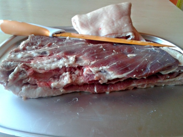 Pečený bravčový bôčik plnený údenou klobásou (fotorecept) - obrázok 1