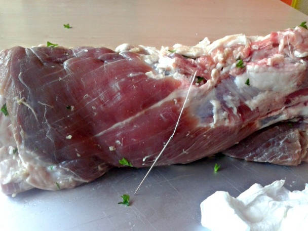 Pečený bravčový bôčik plnený údenou klobásou (fotorecept) - obrázok 6