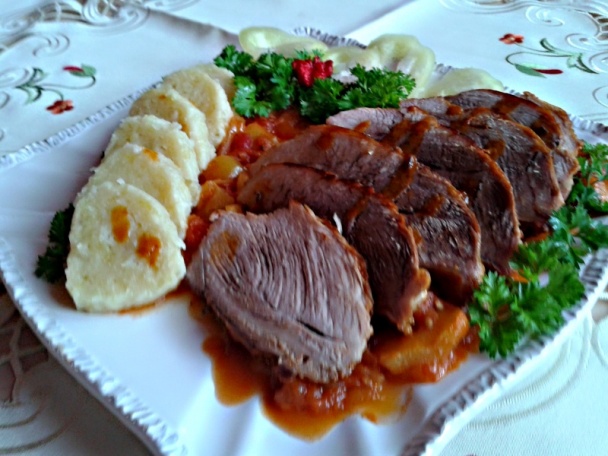 Pečené bravčové pliecko na slanine s lečom a zemiakovým knedlíkom (fotorecept) - obrázok 11