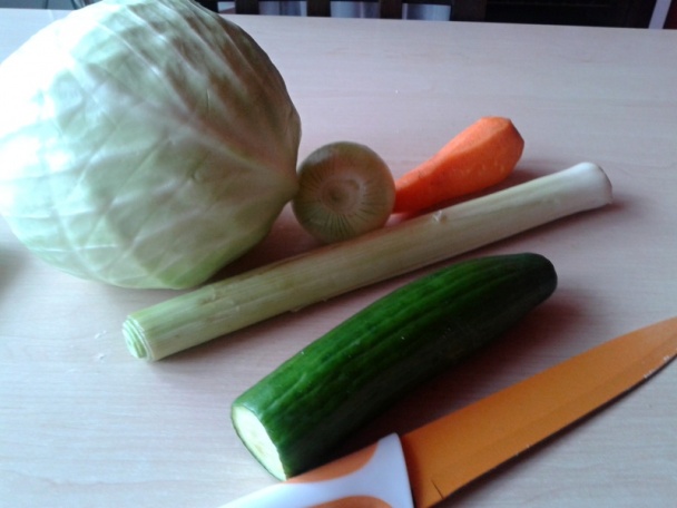 Zabáraný kapustový šalát s jogurtom a orechmi (fotorecept) - obrázok 1