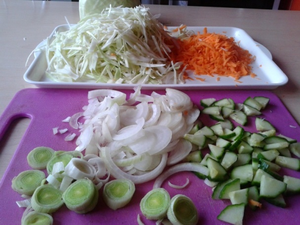 Zabáraný kapustový šalát s jogurtom a orechmi (fotorecept) - obrázok 2