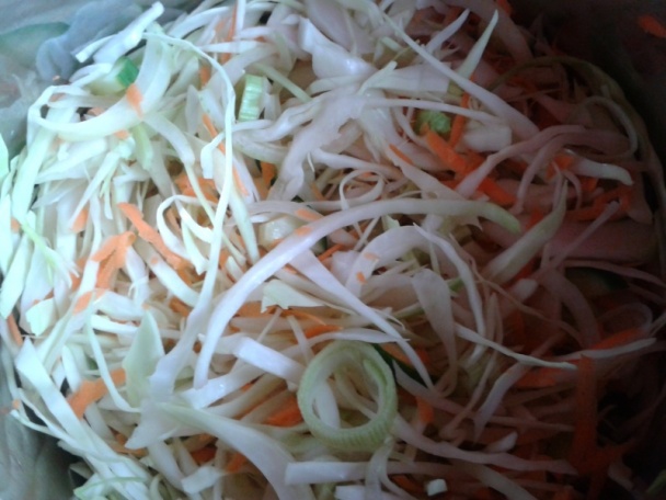 Zabáraný kapustový šalát s jogurtom a orechmi (fotorecept) - obrázok 3