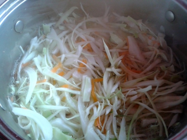 Zabáraný kapustový šalát s jogurtom a orechmi (fotorecept) - obrázok 4