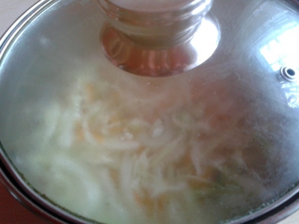 Zabáraný kapustový šalát s jogurtom a orechmi (fotorecept) - obrázok 5