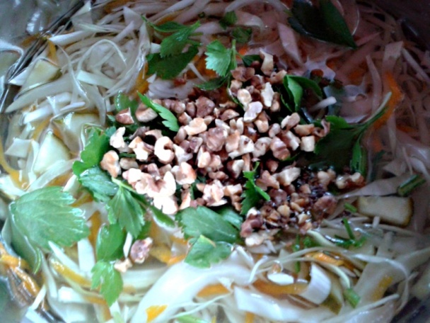 Zabáraný kapustový šalát s jogurtom a orechmi (fotorecept) - obrázok 7