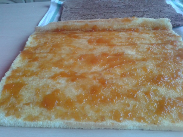 Dvojfarebná roláda s marhuľovou plnkou (fotorecept) - obrázok 1