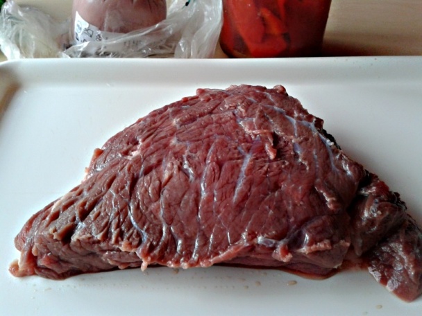 Hovädzie rolky plnené vajcom v smotanovej omáčke so šunkou, orechmi a rozmarínom (fotorecept) - obrázok 1