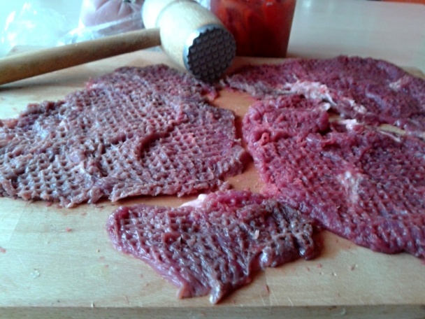 Hovädzie rolky plnené vajcom v smotanovej omáčke so šunkou, orechmi a rozmarínom (fotorecept) - obrázok 3