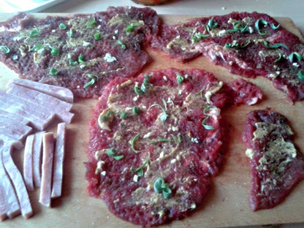 Hovädzie rolky plnené vajcom v smotanovej omáčke so šunkou, orechmi a rozmarínom (fotorecept) - obrázok 4