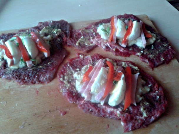 Hovädzie rolky plnené vajcom v smotanovej omáčke so šunkou, orechmi a rozmarínom (fotorecept) - obrázok 5