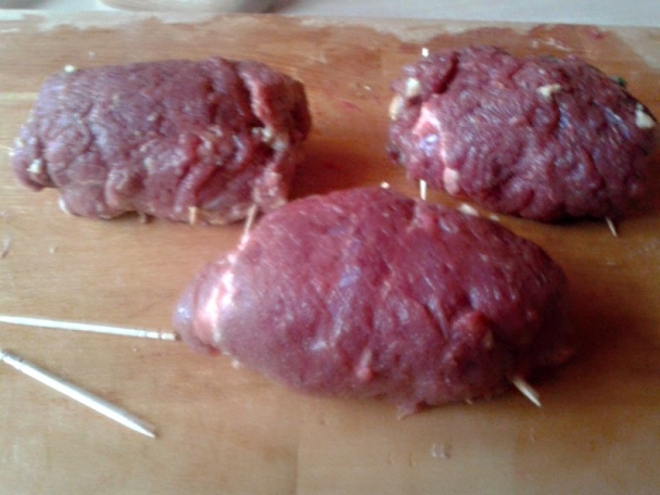 Hovädzie rolky plnené vajcom v smotanovej omáčke so šunkou, orechmi a rozmarínom (fotorecept) - obrázok 6