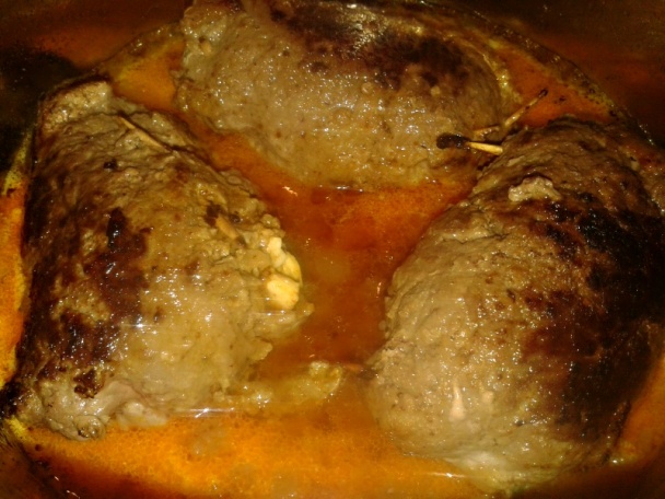 Hovädzie rolky plnené vajcom v smotanovej omáčke so šunkou, orechmi a rozmarínom (fotorecept) - obrázok 9