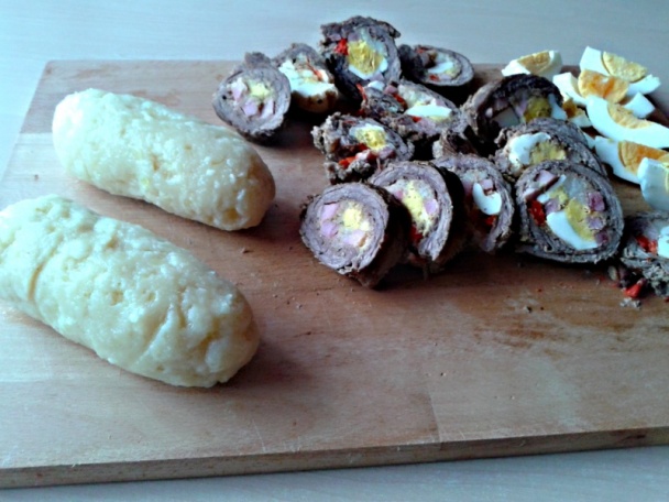 Hovädzie rolky plnené vajcom v smotanovej omáčke so šunkou, orechmi a rozmarínom (fotorecept) - obrázok 12