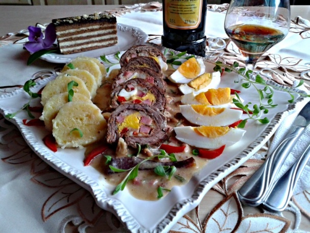 Hovädzie rolky plnené vajcom v smotanovej omáčke so šunkou, orechmi a rozmarínom (fotorecept) - obrázok 13