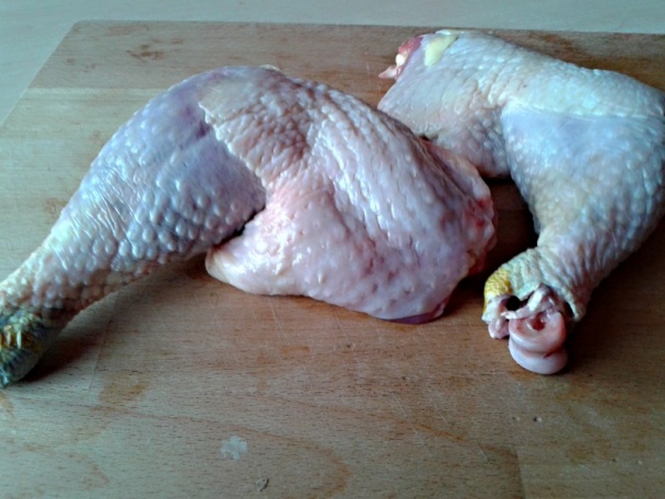 Farmárske kuracie stehná s hríbami na smotane a mrkvovými nokerlami (fotorecept) - obrázok 1