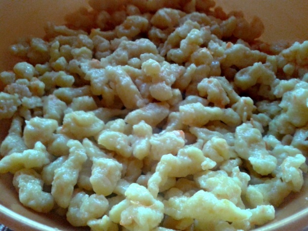 Farmárske kuracie stehná s hríbami na smotane a mrkvovými nokerlami (fotorecept) - obrázok 12