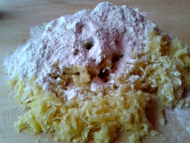 Šúľance s paprikou, cibuľou a klobásou (fotorecept) - obrázok 4