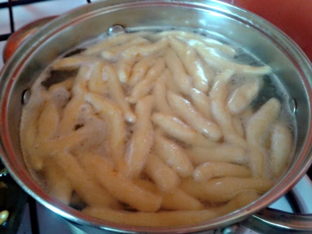 Šúľance s paprikou, cibuľou a klobásou (fotorecept) - obrázok 7