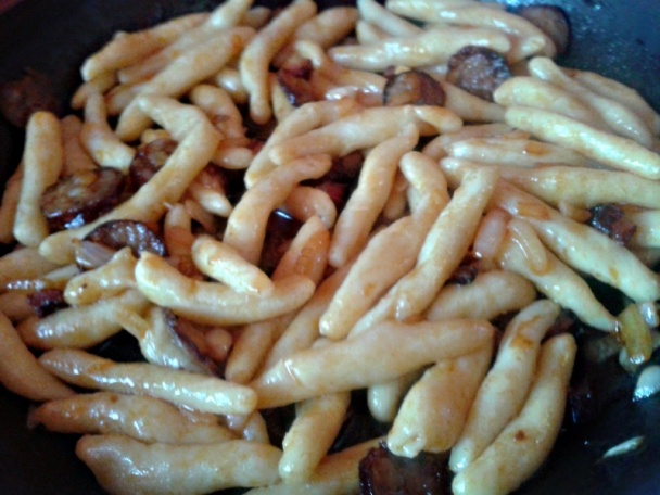 Šúľance s paprikou, cibuľou a klobásou (fotorecept) - obrázok 8