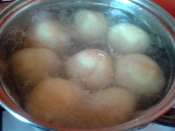 Zemiakové guľky plnené kravským syrom s opečenou slaninkou a cibuľou (fotorecept) - obrázok 7