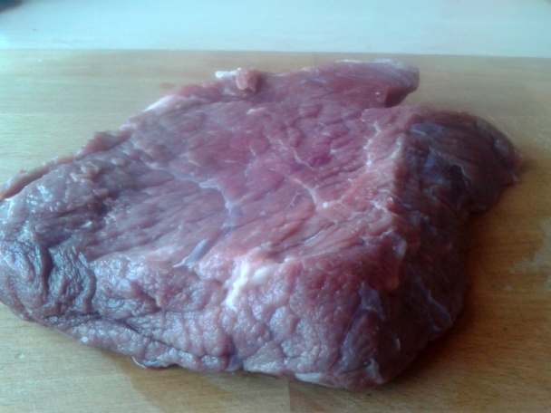 Hovädzie kocky na smotane s klobásou a fazuľkami (fotorecept) - obrázok 1