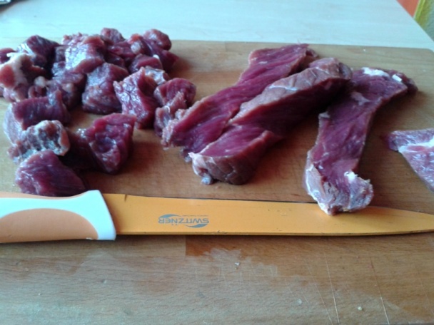 Hovädzie kocky na smotane s klobásou a fazuľkami (fotorecept) - obrázok 2