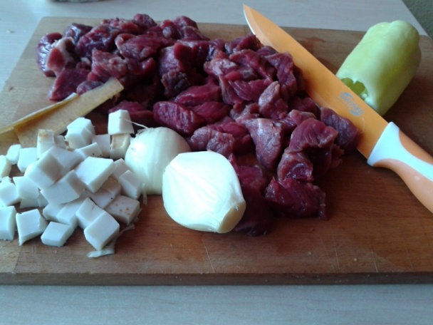 Hovädzie kocky na smotane s klobásou a fazuľkami (fotorecept) - obrázok 3